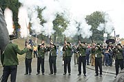 Höhepunkt des letzten Wiesnsonntag: das Salutschießen der Böllerschützen vor der Bavaria - Oktoberfest-Landesschießen am 4.10.2015 (©Foto. Ingrid Grossmann)